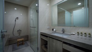 Habitación exclusiva, no fumadores (RA) | Baño | Secador de pelo, toallas, champú y papel higiénico