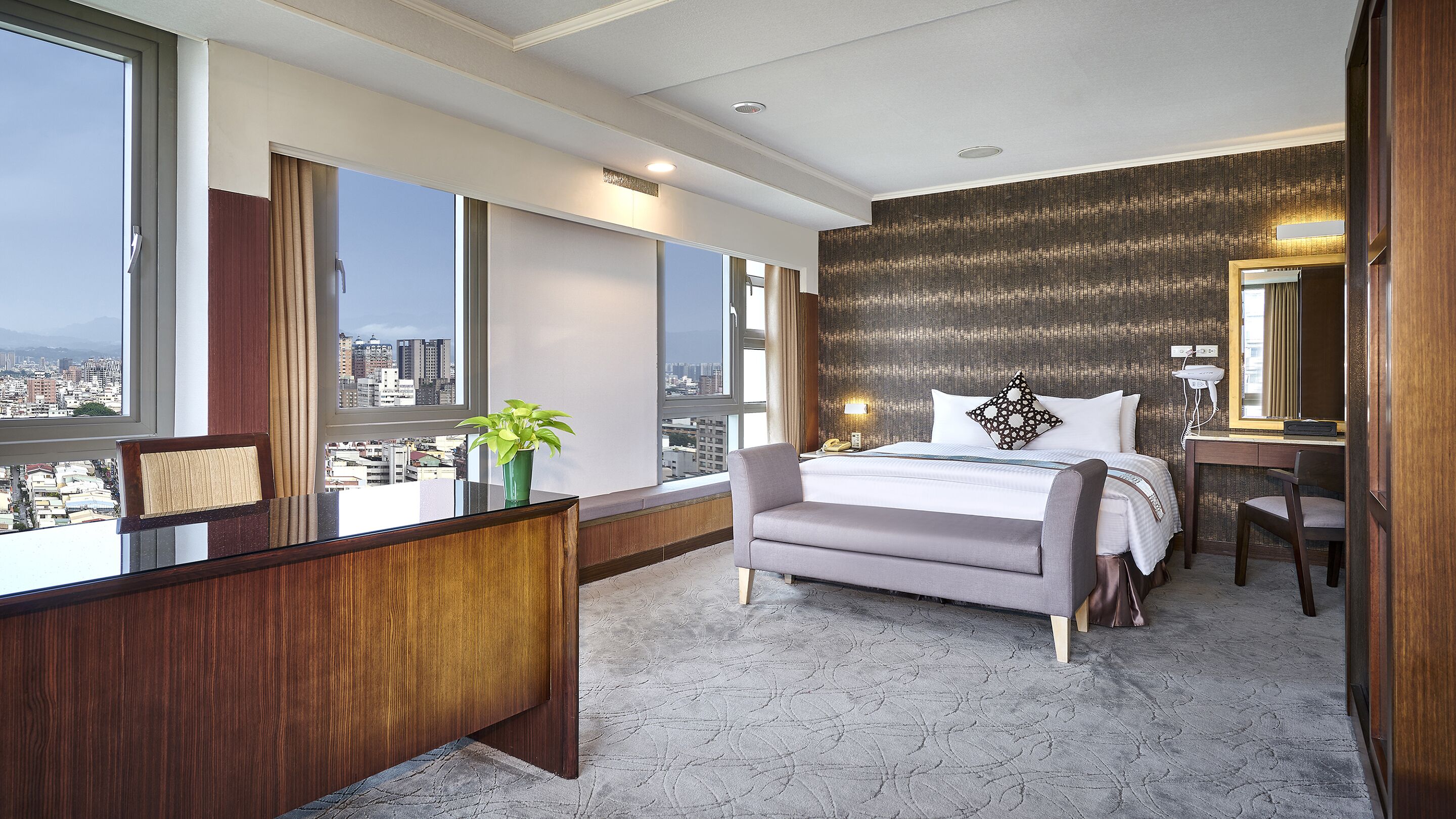 Deluxe Suite (1RS) | Premium bedding, down comforters, in-room safe, desk