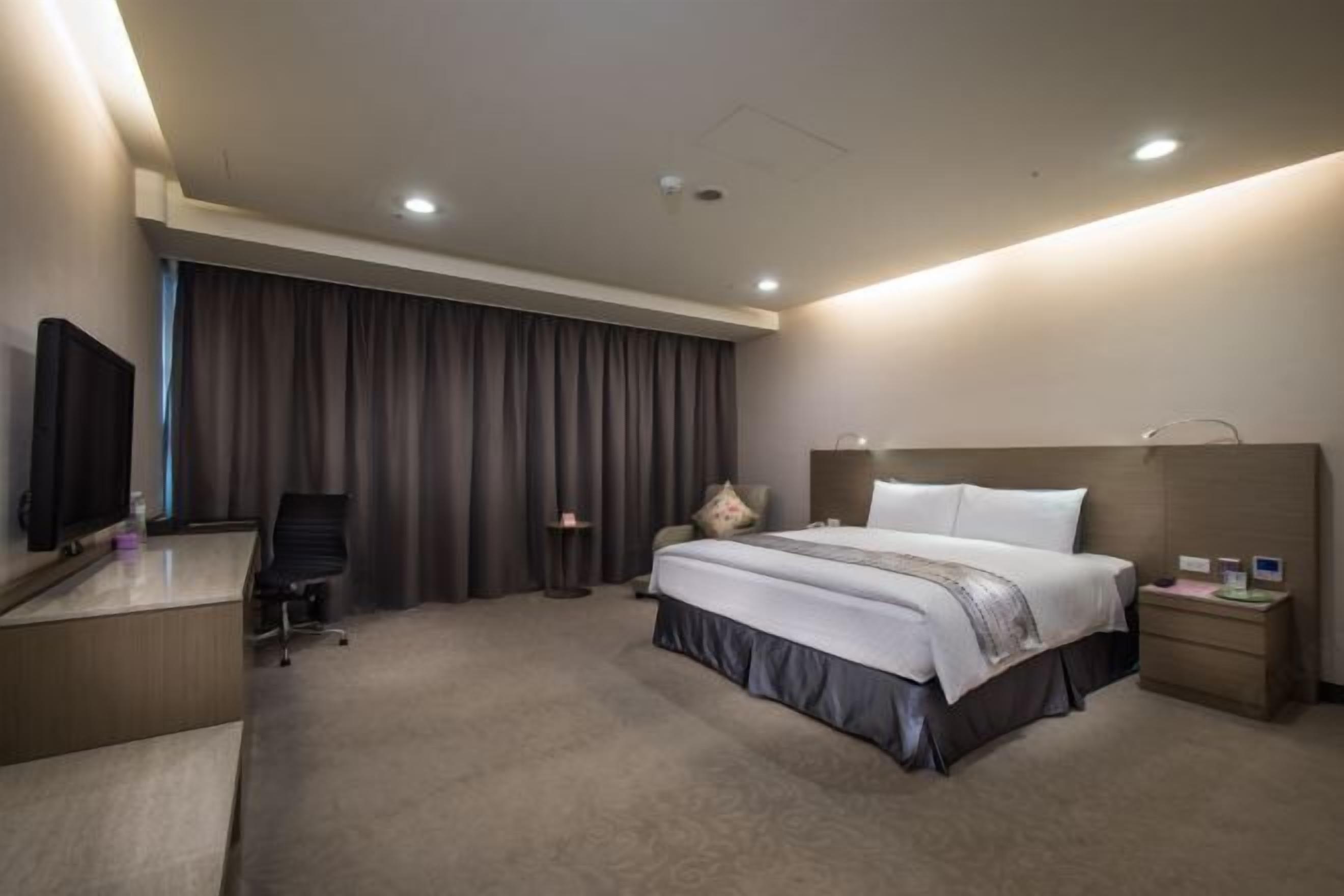 Premium bedding, down comforters, in-room safe, desk