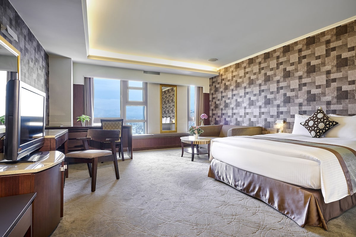 Standard Room | Premium bedding, down comforters, in-room safe, desk