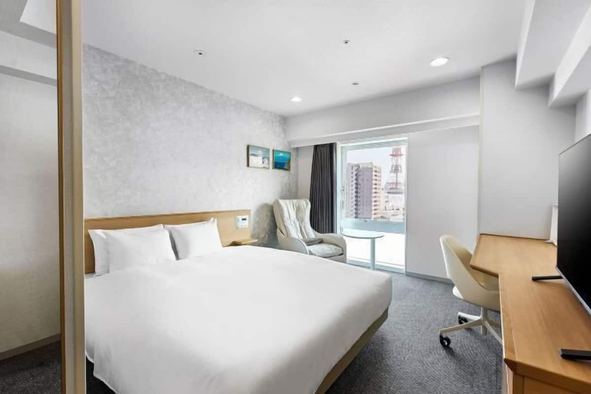 1 bedroom, down comforters, desk, soundproofing