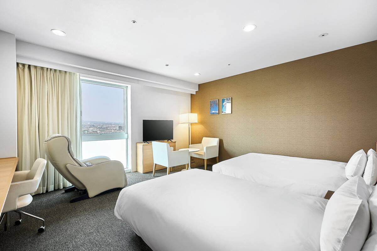 1 bedroom, down duvets, desk, soundproofing