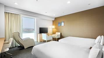 Down duvets, desk, soundproofing, free WiFi