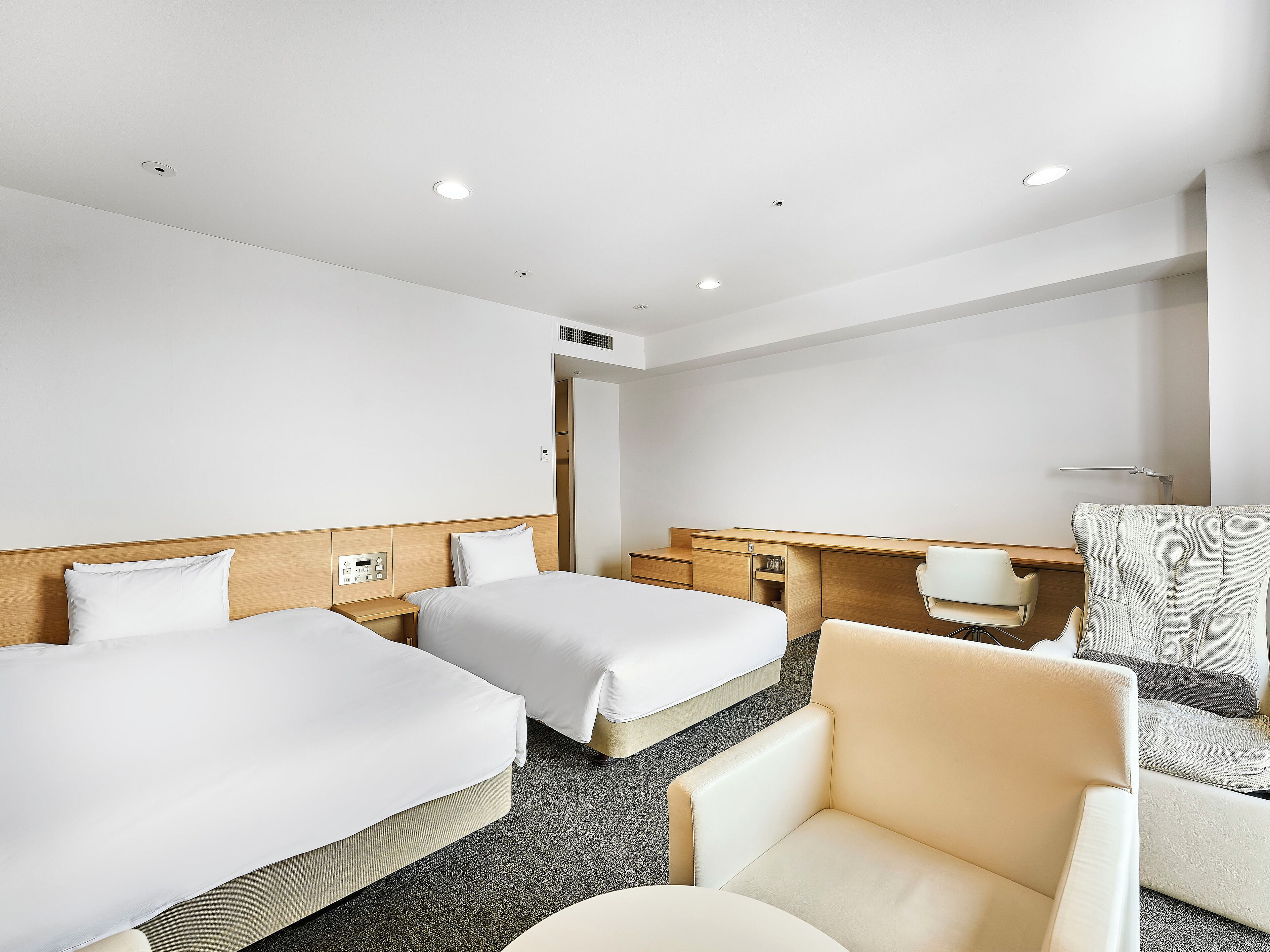 Edredons de pluma, escrivaninha, quartos à prova de som