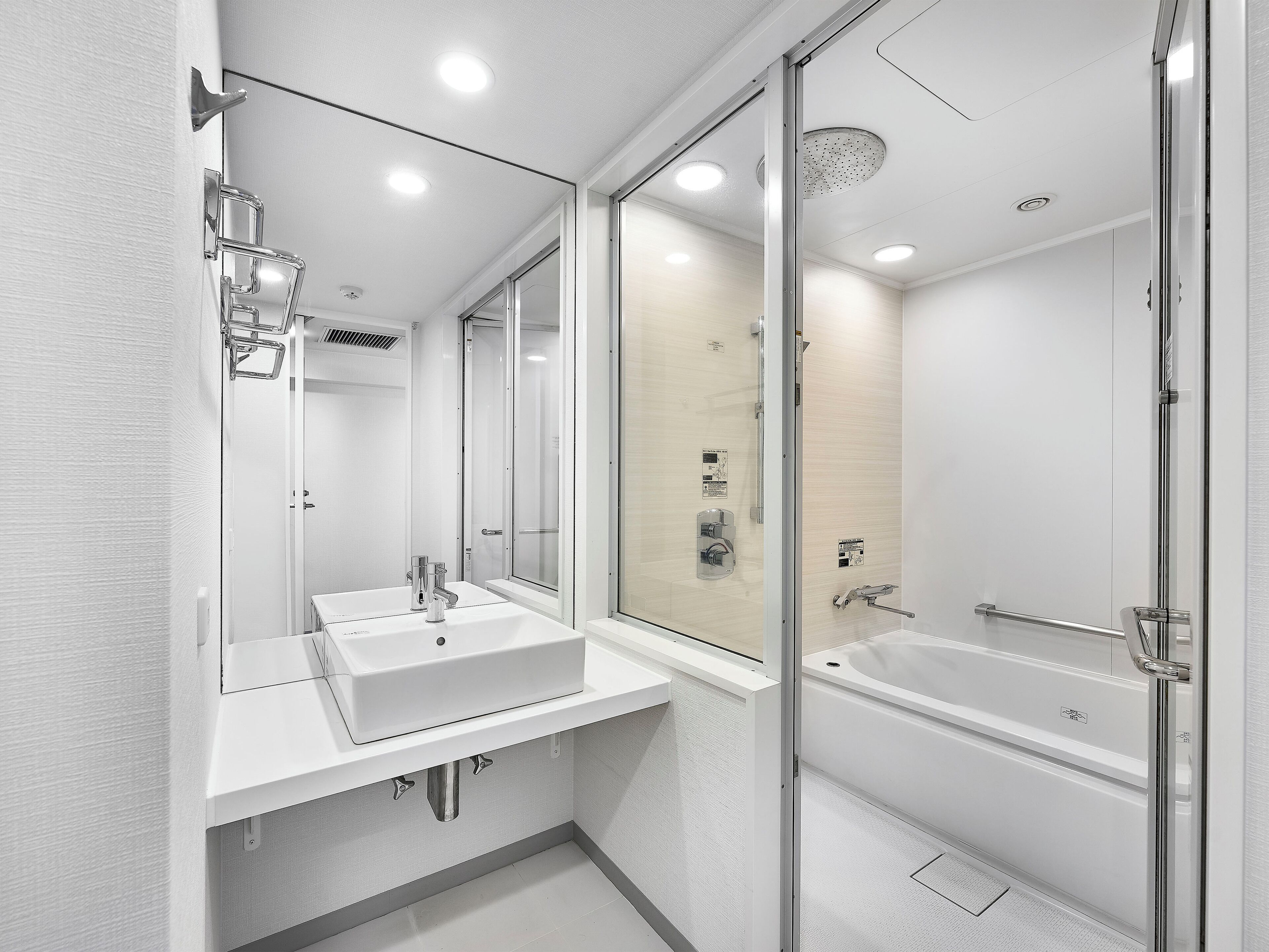 combined shower/bathtub, free toiletries, hair dryer, slippers