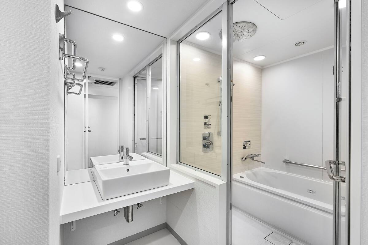 combined shower/bathtub, free toiletries, hair dryer, slippers