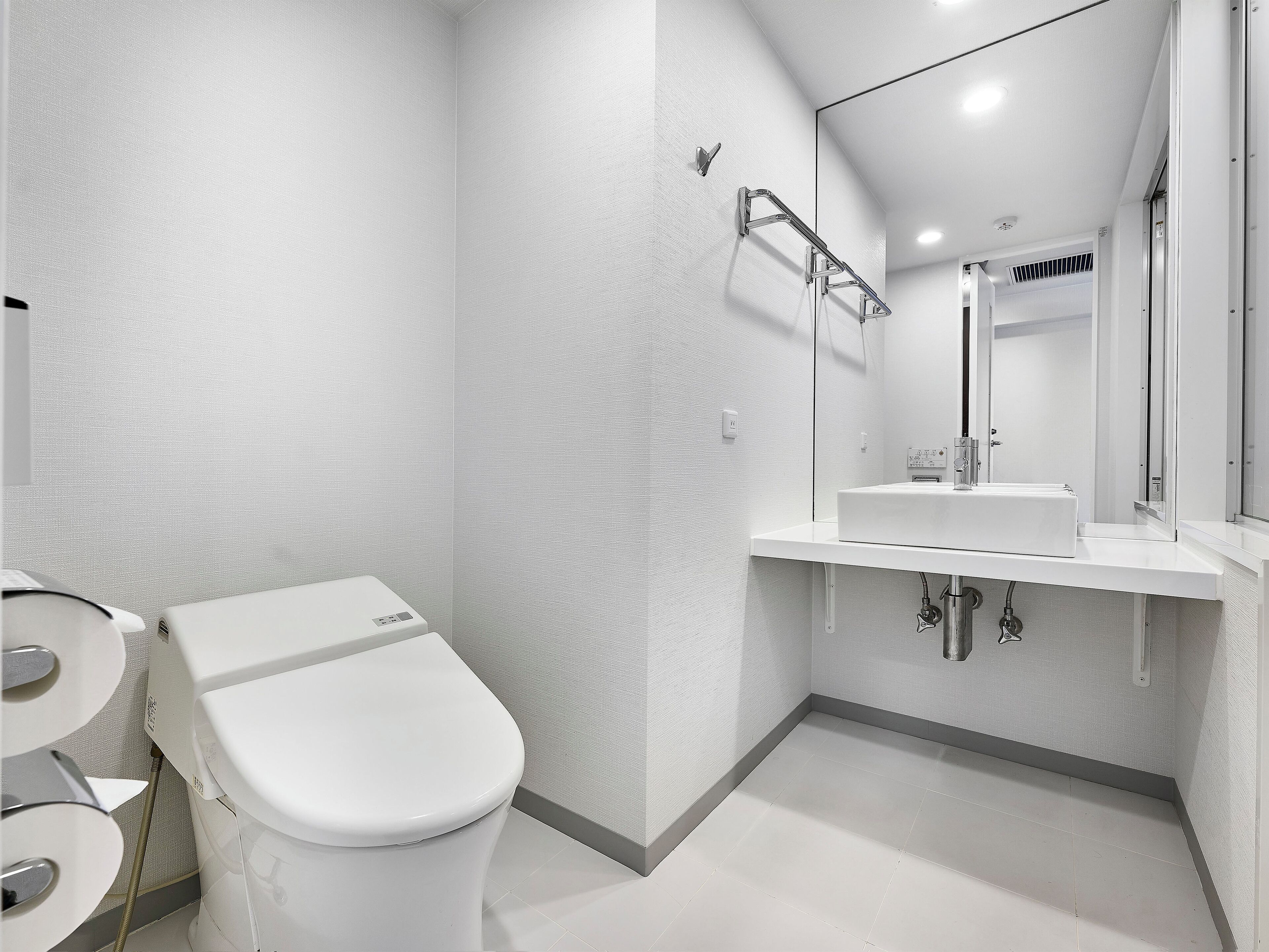 1 bedroom, down duvets, desk, soundproofing