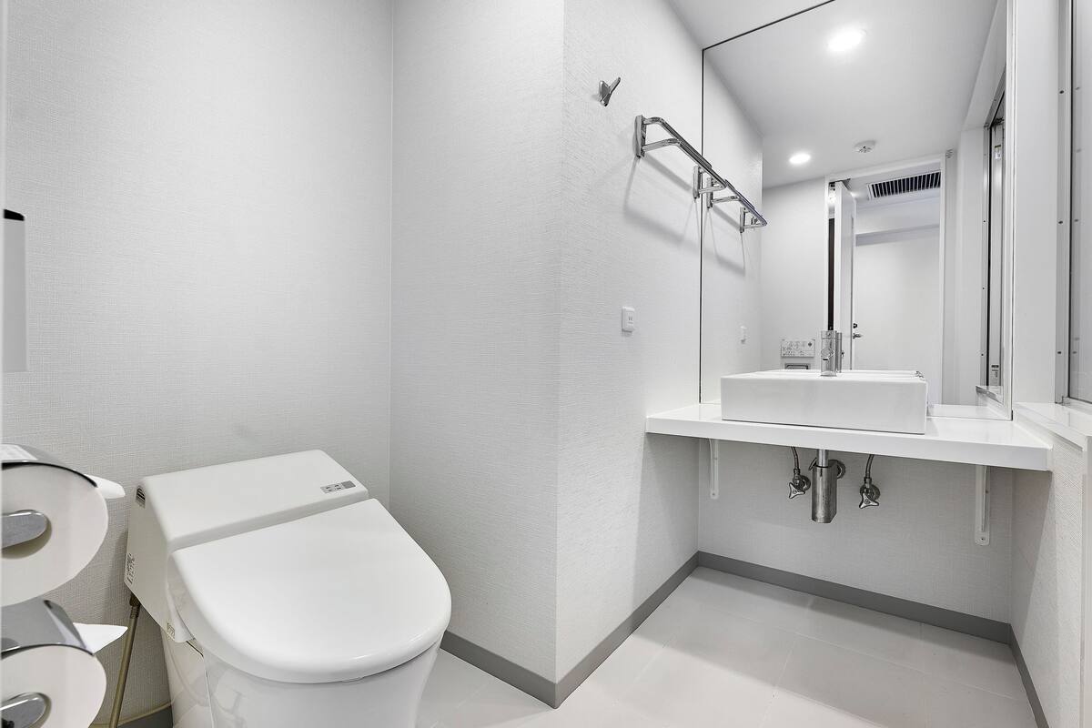 1 bedroom, down duvets, desk, soundproofing