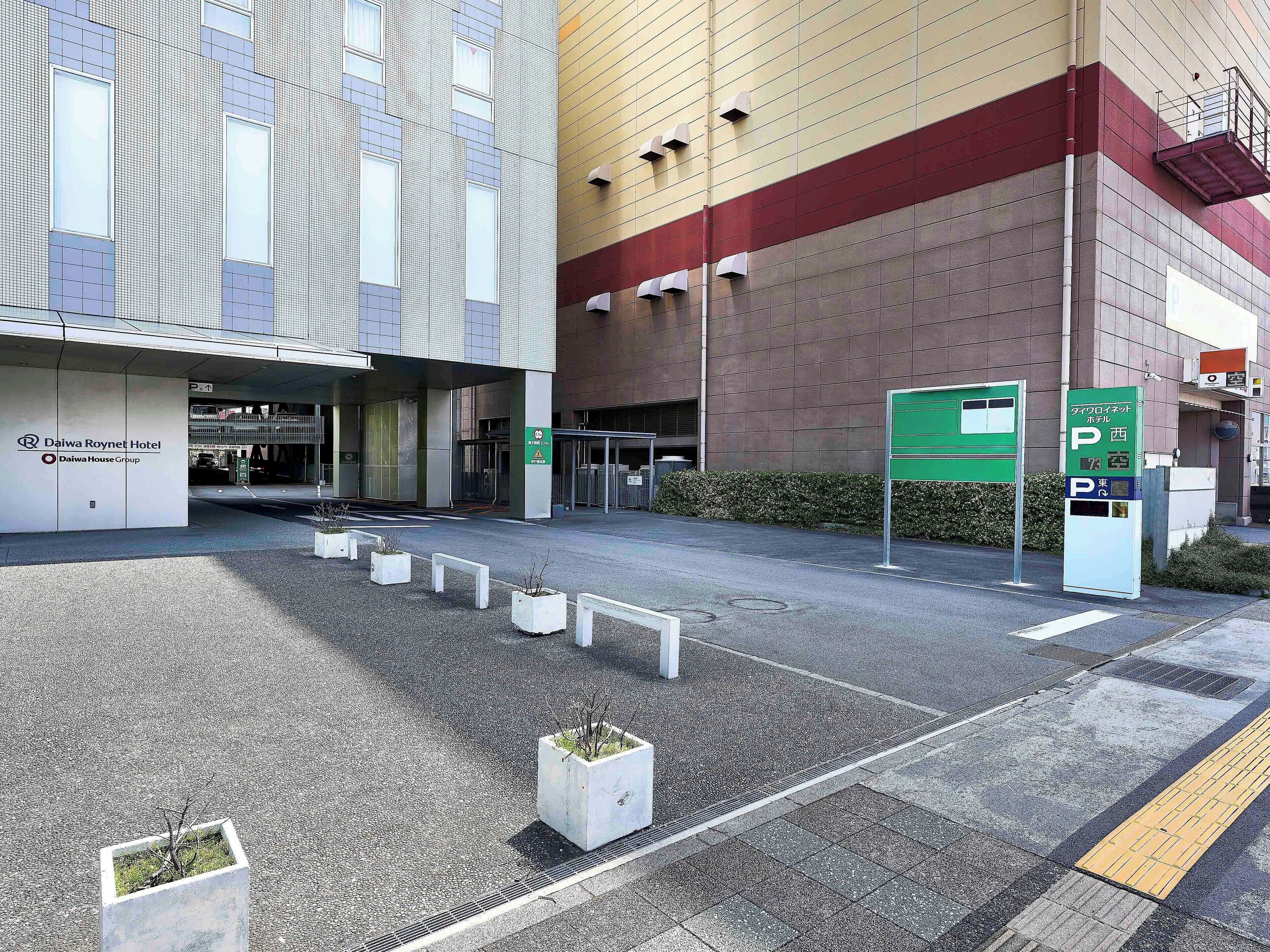 self-parking (surcharge) 1000 per night