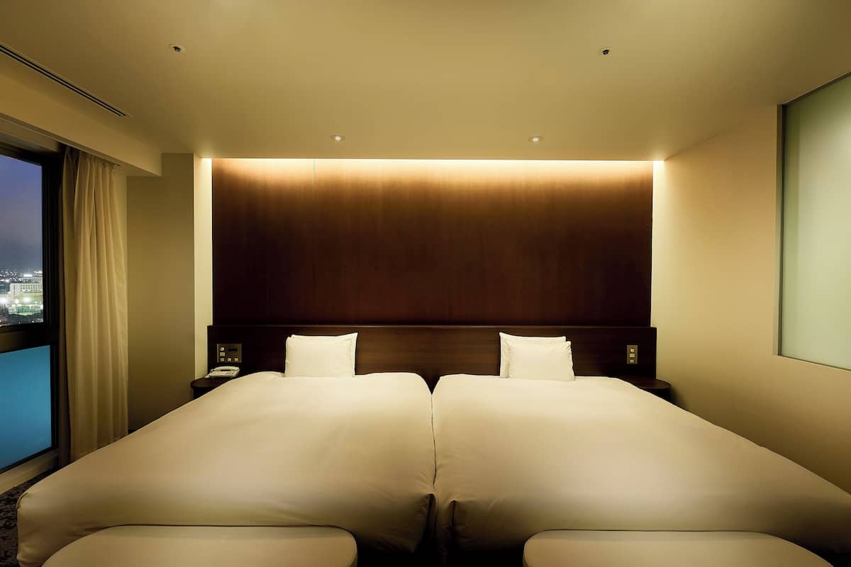 1 bedroom, down duvets, desk, soundproofing