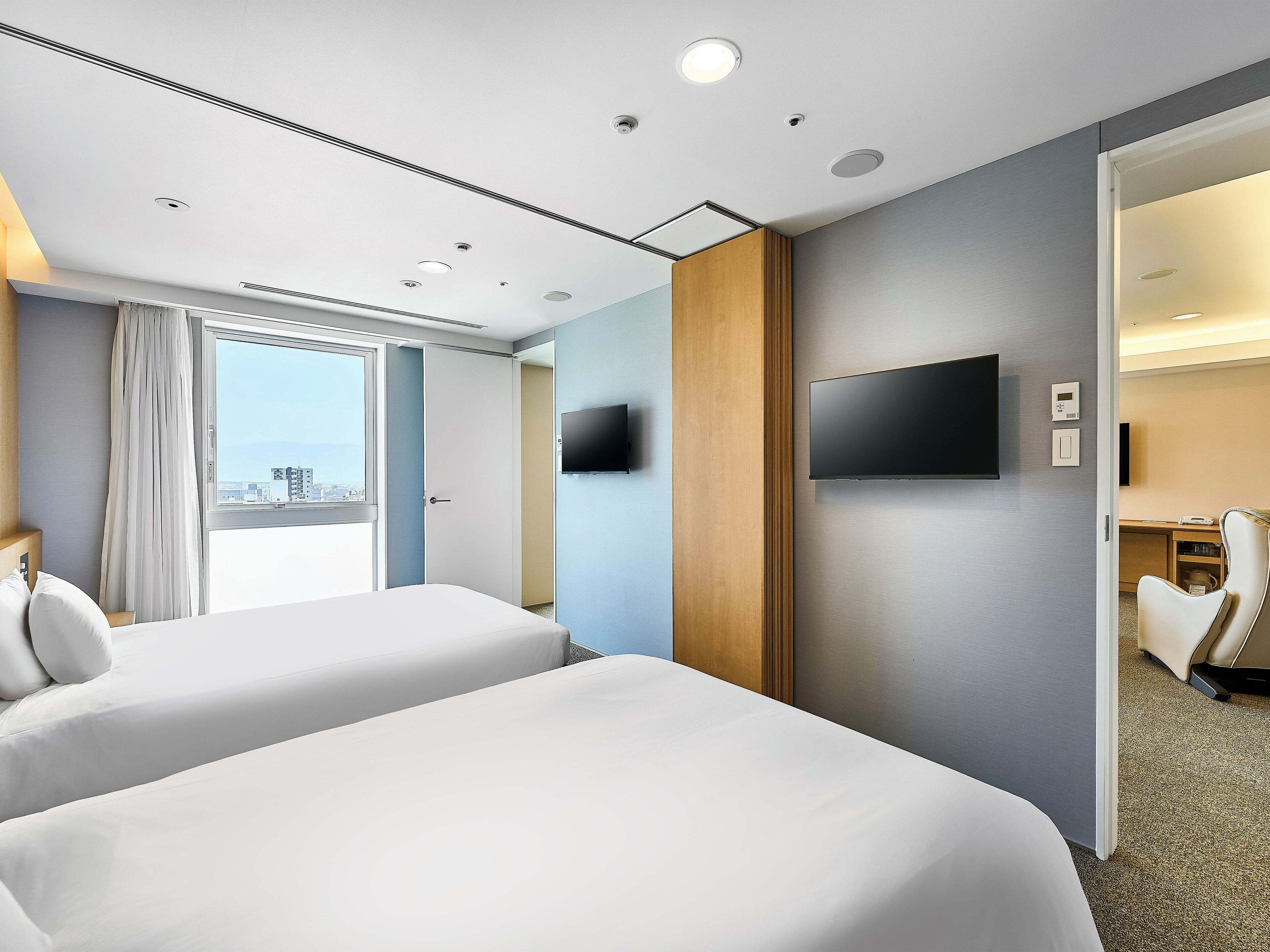 1 bedroom, down duvets, desk, soundproofing