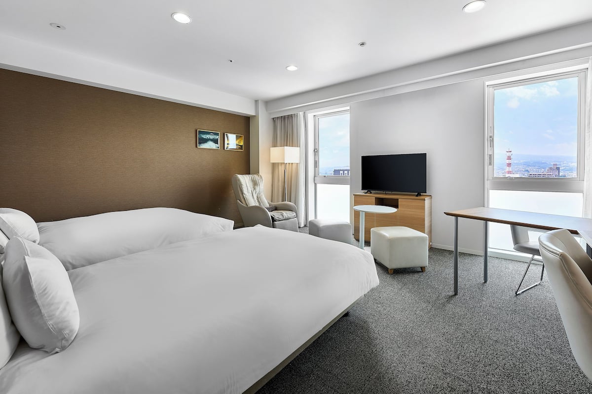 1 bedroom, down duvets, desk, soundproofing