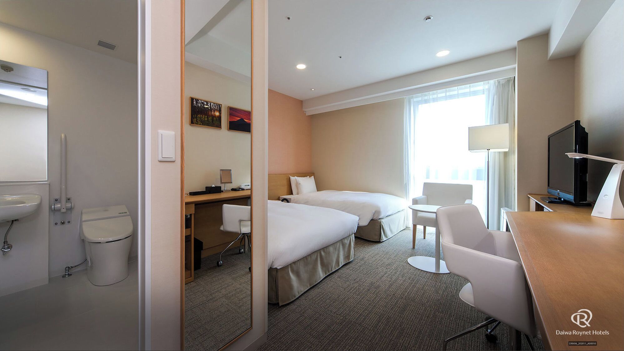 Down duvets, desk, soundproofing, free WiFi