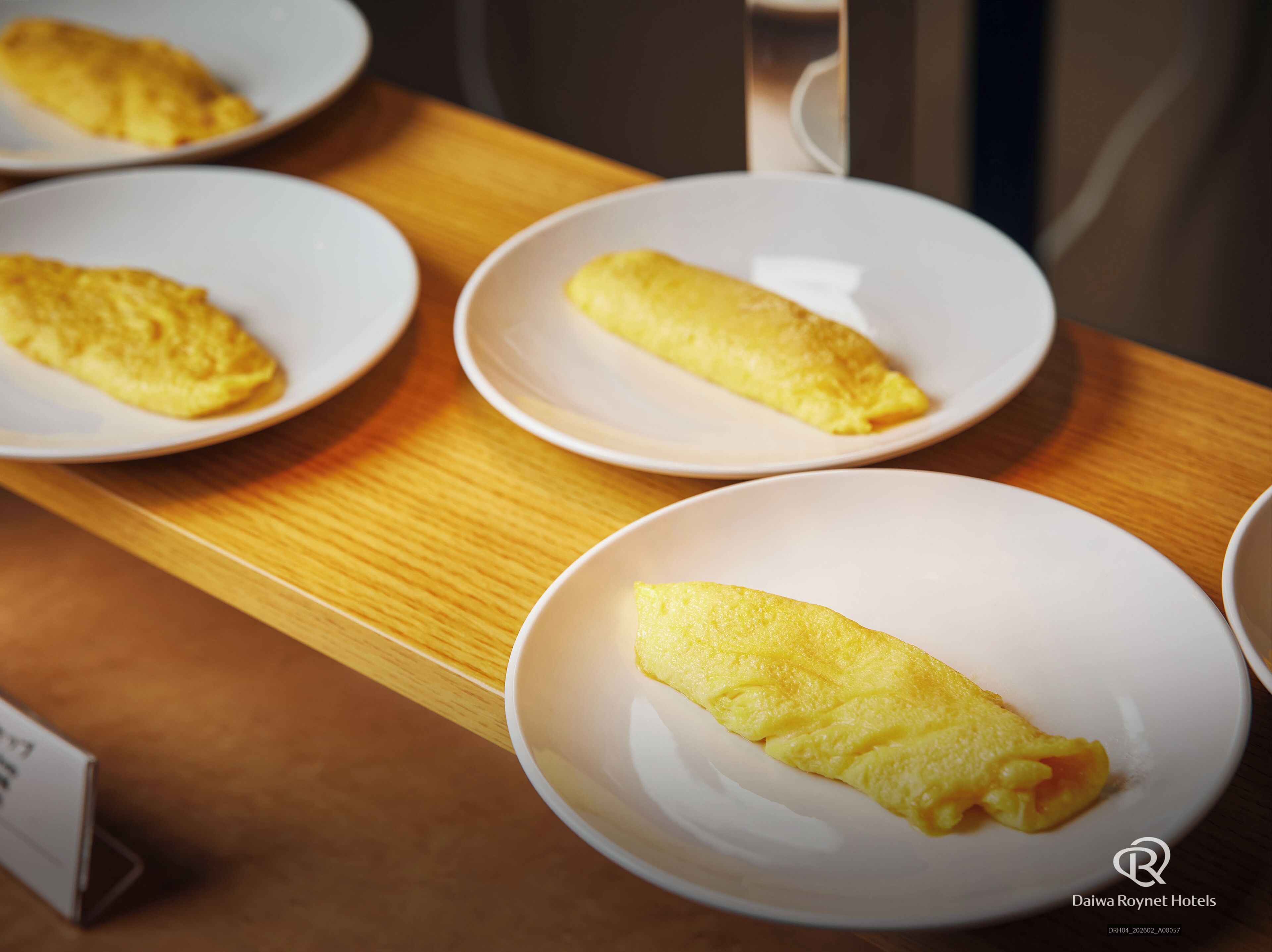 Tres platos de tortilla sobre una mesa de madera.