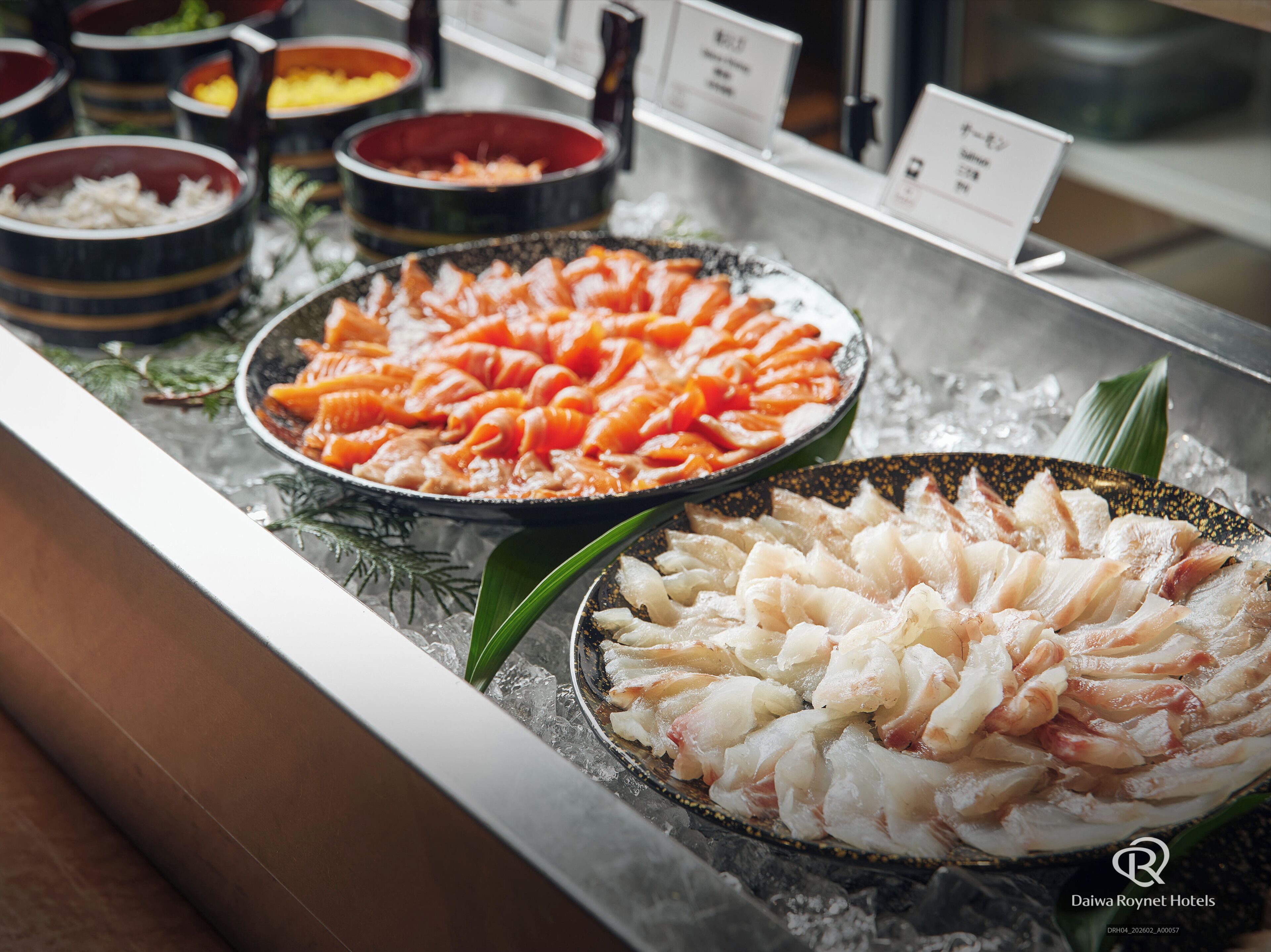 Ein Buffet mit verschiedenen Meeresfrüchten, darunter Lachs und Garnelen, präsentiert auf Eis.