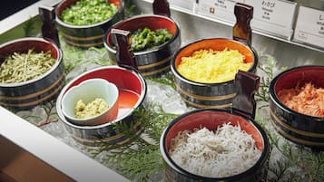 Variedad de cuencos con comida y etiquetas, sobre una mesa con hielo y follaje.