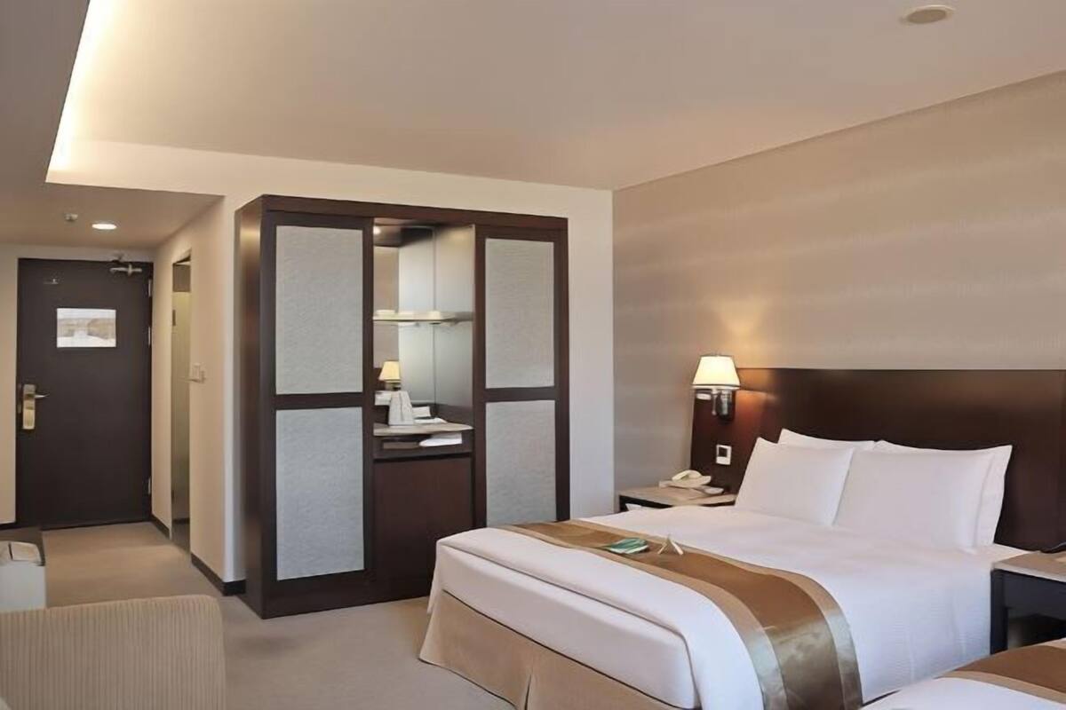 1 bedroom, in-room safe, desk, blackout curtains