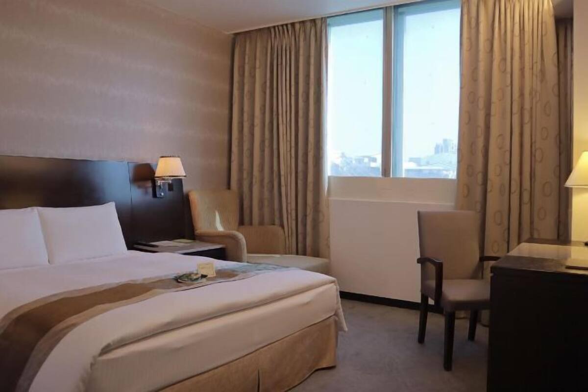 1 bedroom, in-room safe, desk, blackout curtains