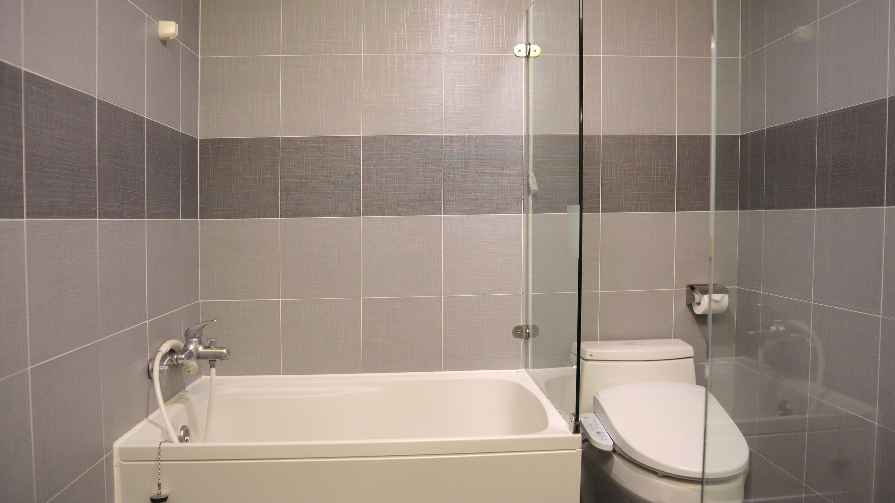 deluxe double room | bathroom | shower, hair dryer, towels