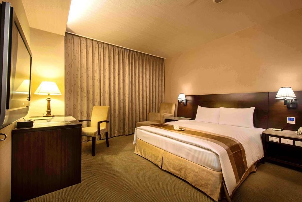 executive suite | in-room safe, desk, blackout curtains, free wifi