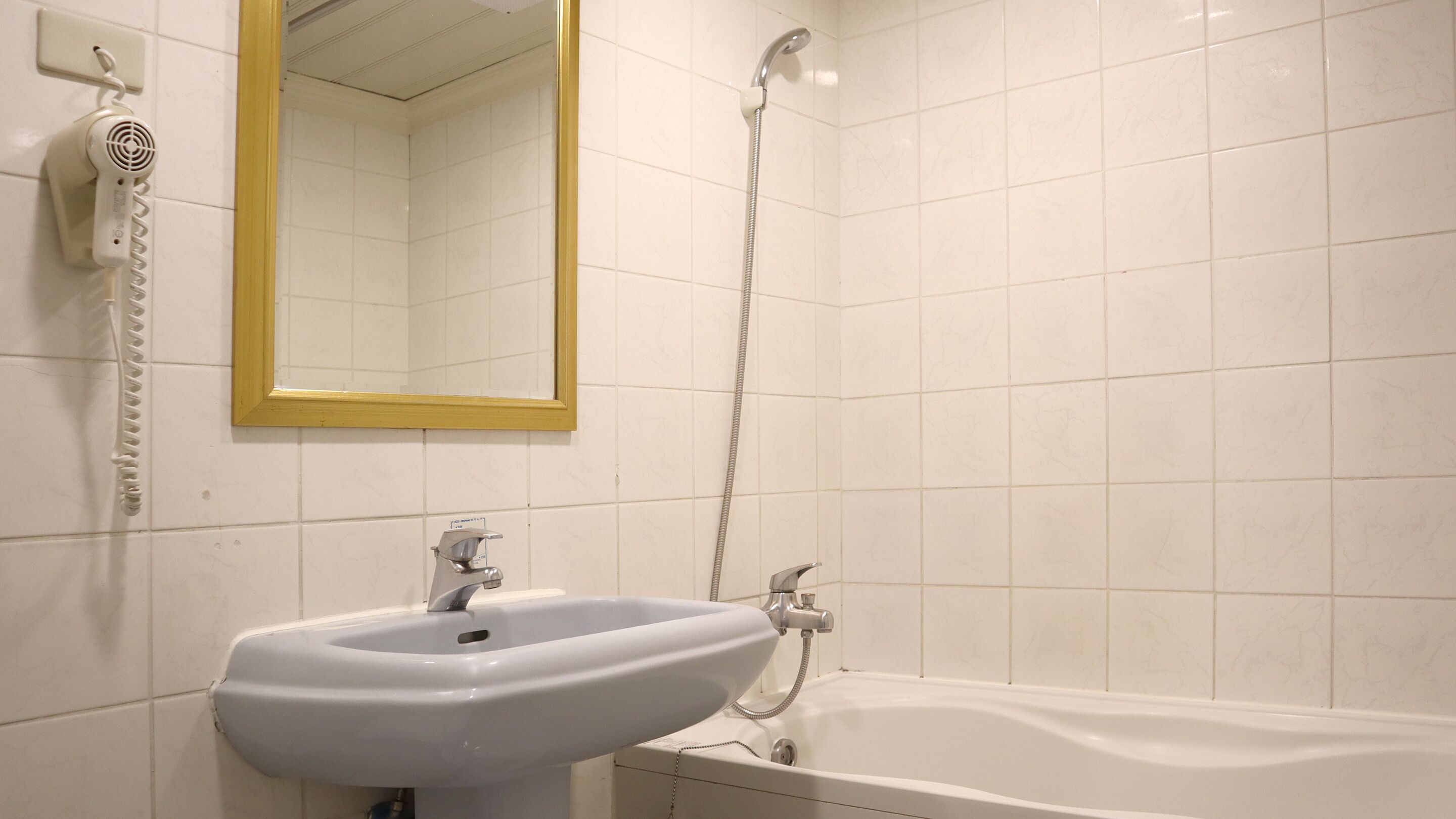 standard double room with bathtub | bathroom | shower, hair dryer, towels