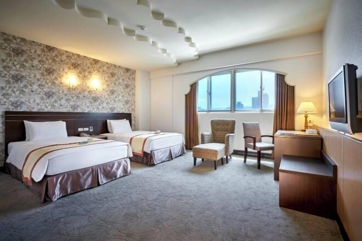 1 bedroom, in-room safe, desk, blackout curtains