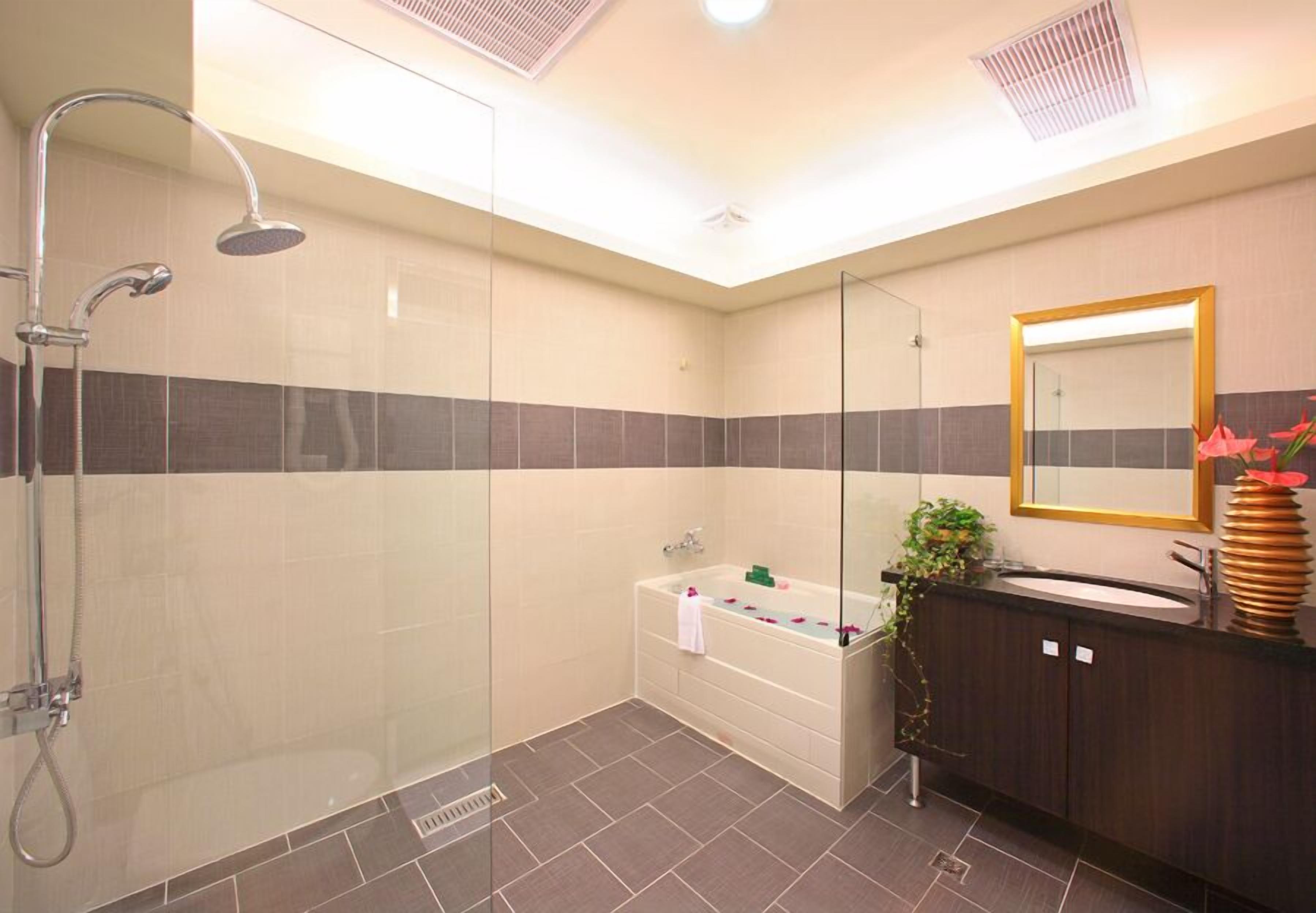 executive suite | bathroom | shower, hair dryer, towels