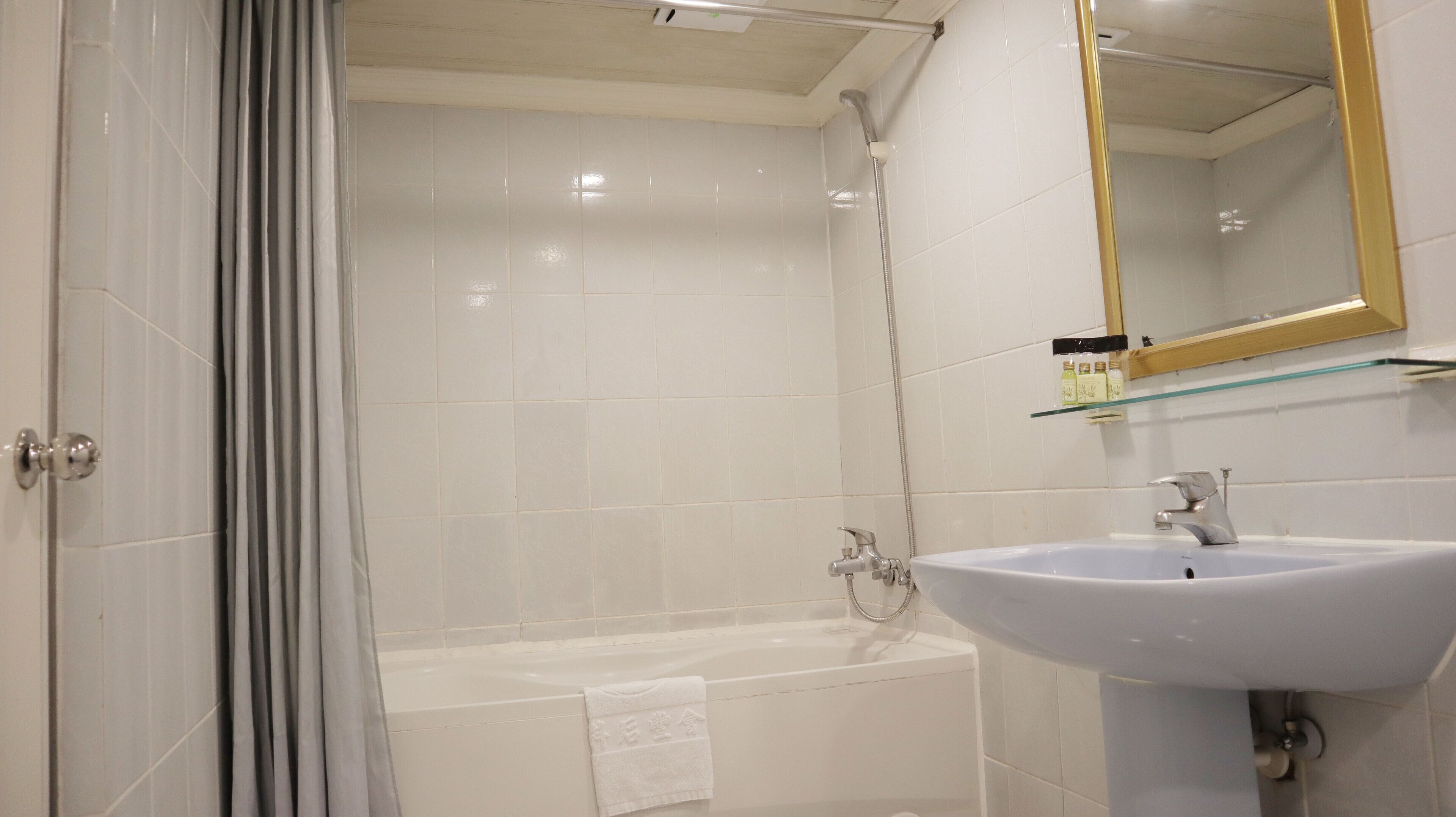 executive twin room | bathroom | shower, hair dryer, towels
