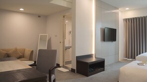 Executive Double Room with Extra Bed | Living area | 31-inch LED TV with digital channels, TV - Ho Fong Business Stay (Taichung)