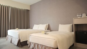 行政三人房-附淋浴 | 客房内保险箱、办公桌、遮光窗帘、免费 WiFi