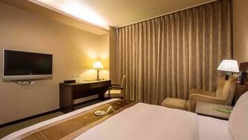 Executive Suite | In-room safe, desk, blackout drapes, free WiFi