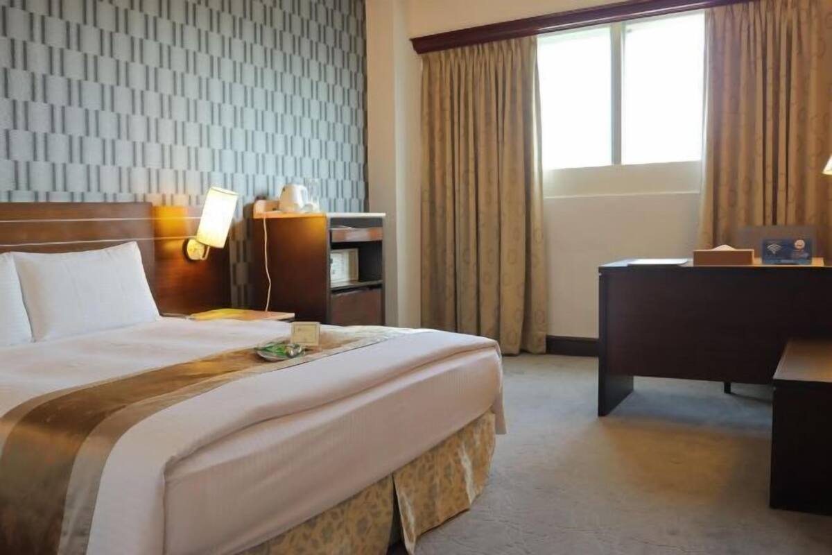 1 bedroom, in-room safe, desk, blackout curtains