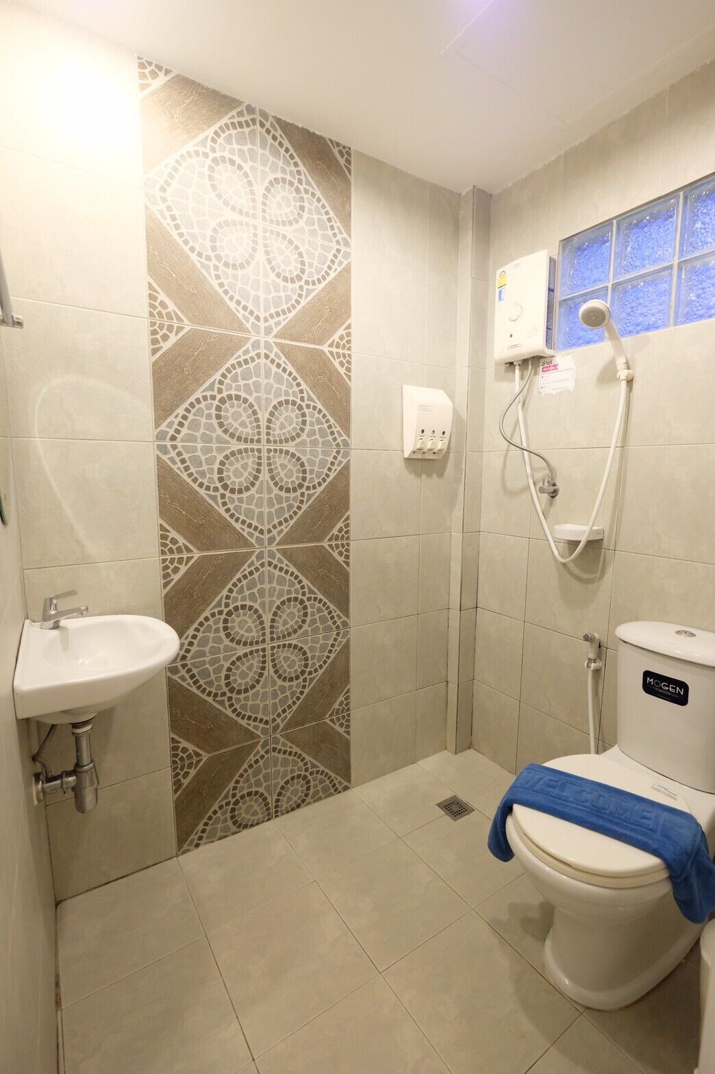 Standard Room (Room Only) | ห้องน้ำ | ฝักบัว, ของใช้ในห้องน้ำฟรี, ไดร์เป่าผม, รองเท้าสวมภายในห้อง