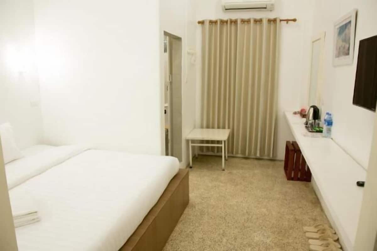 Free minibar, desk, free WiFi, bed sheets