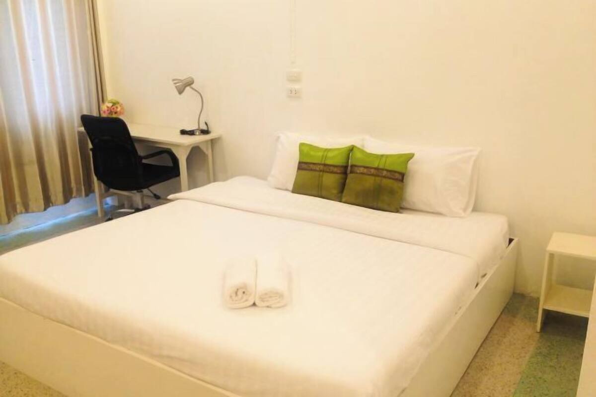 Minibar (inkludert), skrivebord, wi-fi (inkludert) og sengetøy