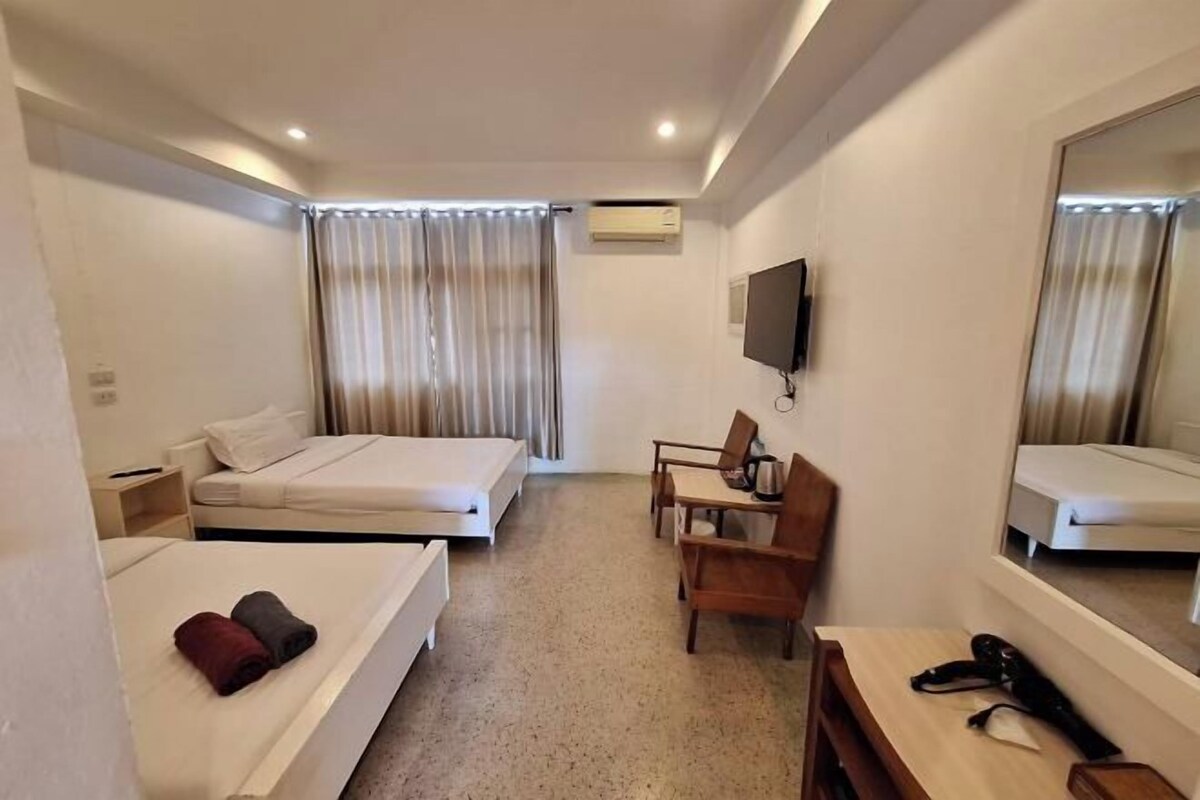 Free minibar, desk, free WiFi, bed sheets