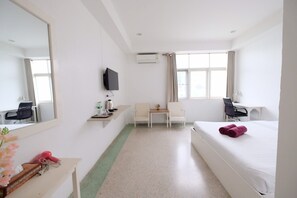 Minibar con artículos gratuitos, escritorio, wifi gratis y ropa de cama