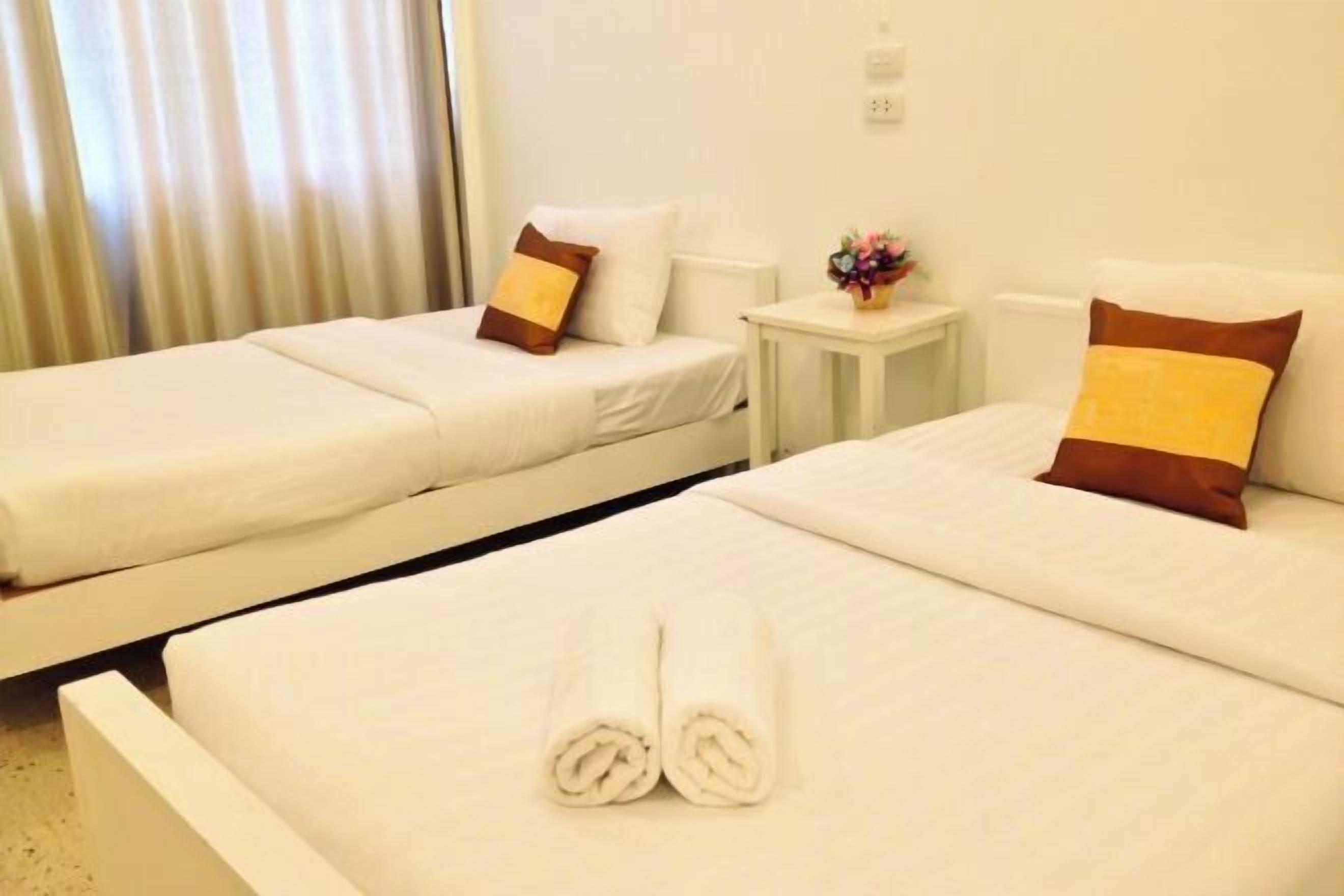 Minibar con artículos gratuitos, escritorio, wifi gratis y ropa de cama