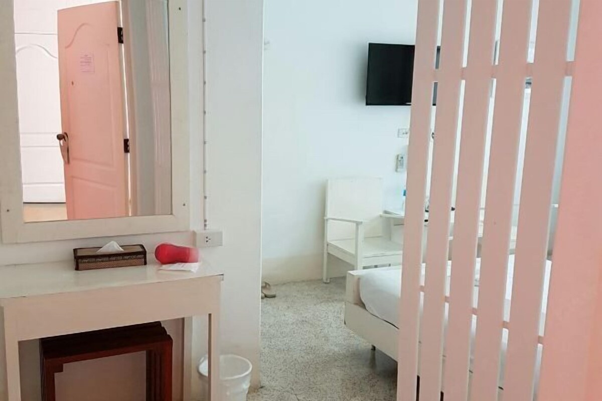 Artículos del minibar gratis, escritorio, wifi gratis y ropa de cama 