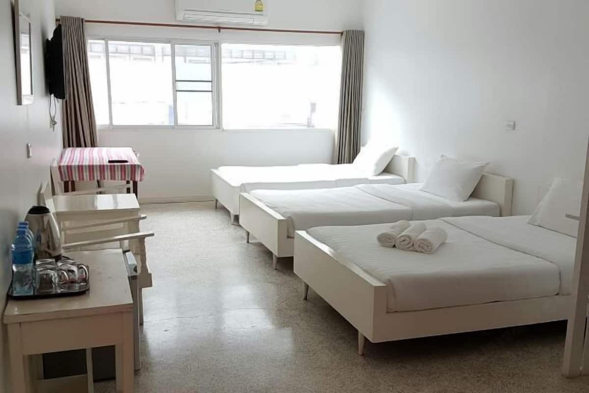 Free minibar, desk, free WiFi, bed sheets