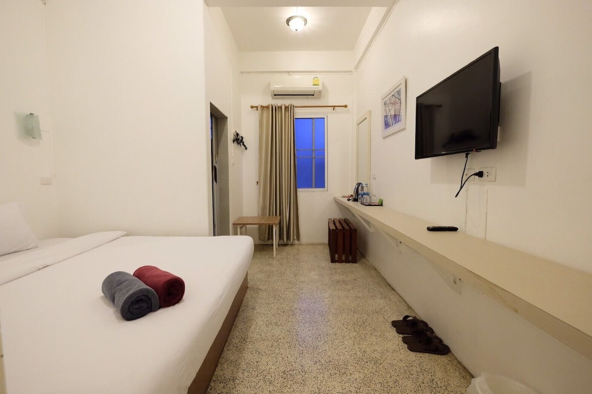 Standard Room (Room Only) | Free minibar, desk, free WiFi, bed sheets