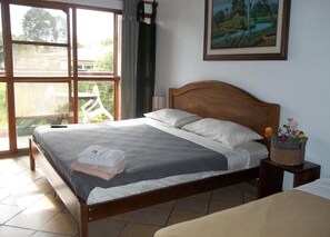 Economy-Dreibettzimmer, 1 Schlafzimmer, barrierefrei, Bergblick | 14 Schlafzimmer, hochwertige Bettwaren, Verdunkelungsvorhänge