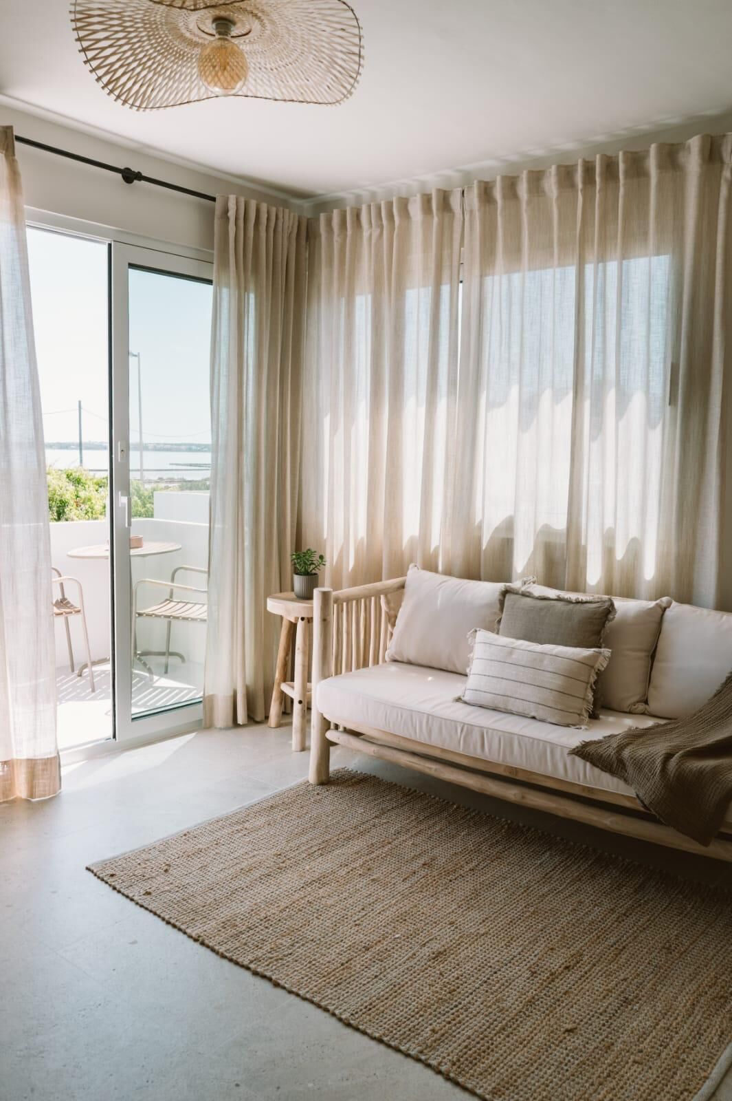 Apartamento, 1 habitación, vistas al lago | Zona de estar | Una televisión de pantalla plana