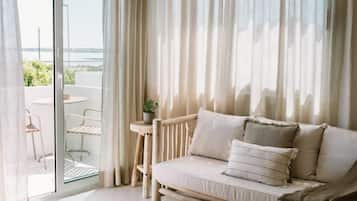 Apartamento, 1 habitación, vistas al lago | Zona de estar | Una televisión de pantalla plana