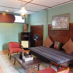 32-inch LCD TV with cable channels, TV - Hotel Siri (Lampang)