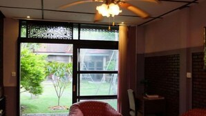 32-inch LCD TV with cable channels, TV - Hotel Siri (Lampang)