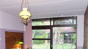 32-inch LCD TV with cable channels, TV - Hotel Siri (Lampang)