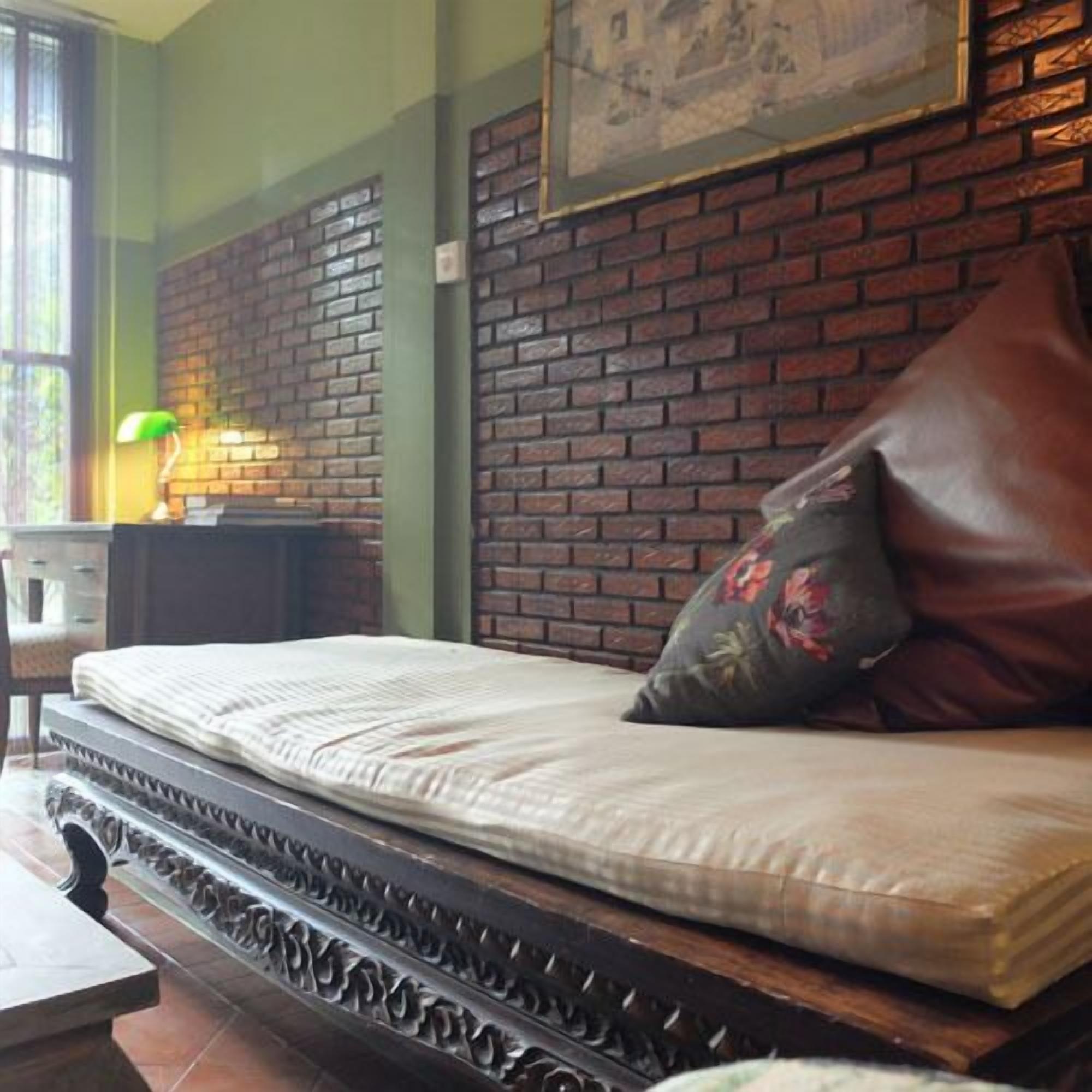 32-inch LCD TV with cable channels, TV