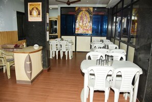 Se sirven desayunos, almuerzos, cenas y cocina india