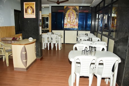 Se sirven desayunos, almuerzos y cenas; cocina india